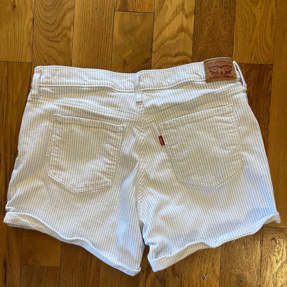 Size: 32 Levi’s mid-length striped shorts - Picture 2 of 2